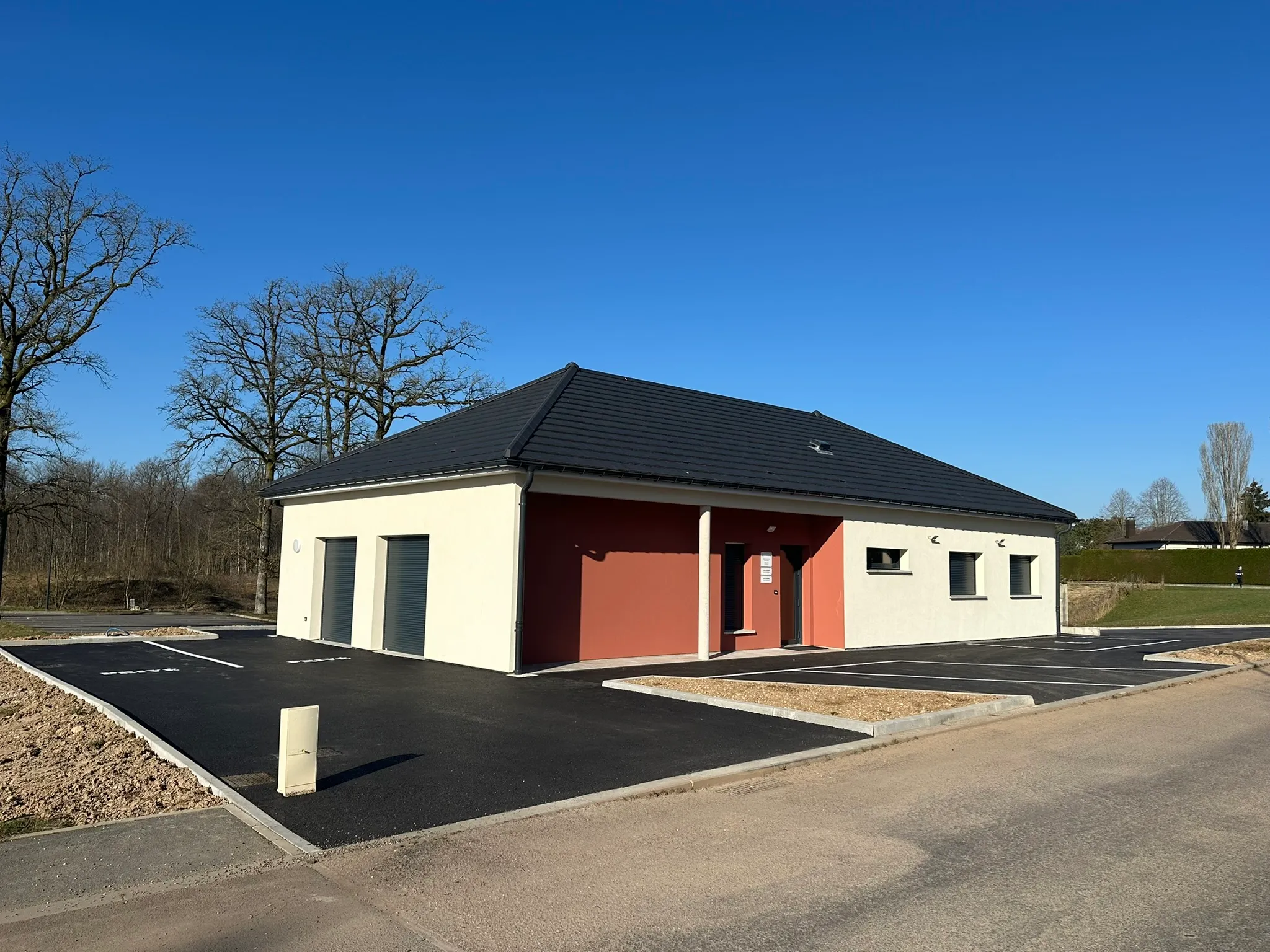 Bâtiment avec cour et accès en enrobé, aménagement extérieur — Altan