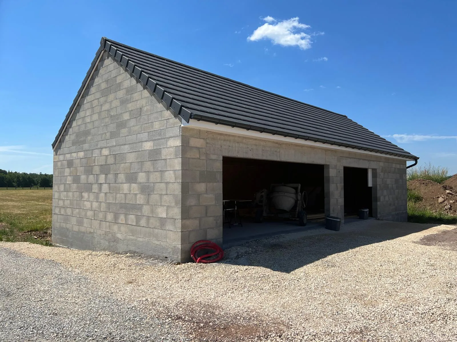 Garage avec charpente deux pans et tuiles à Montbéliard — Maçonnerie Altan