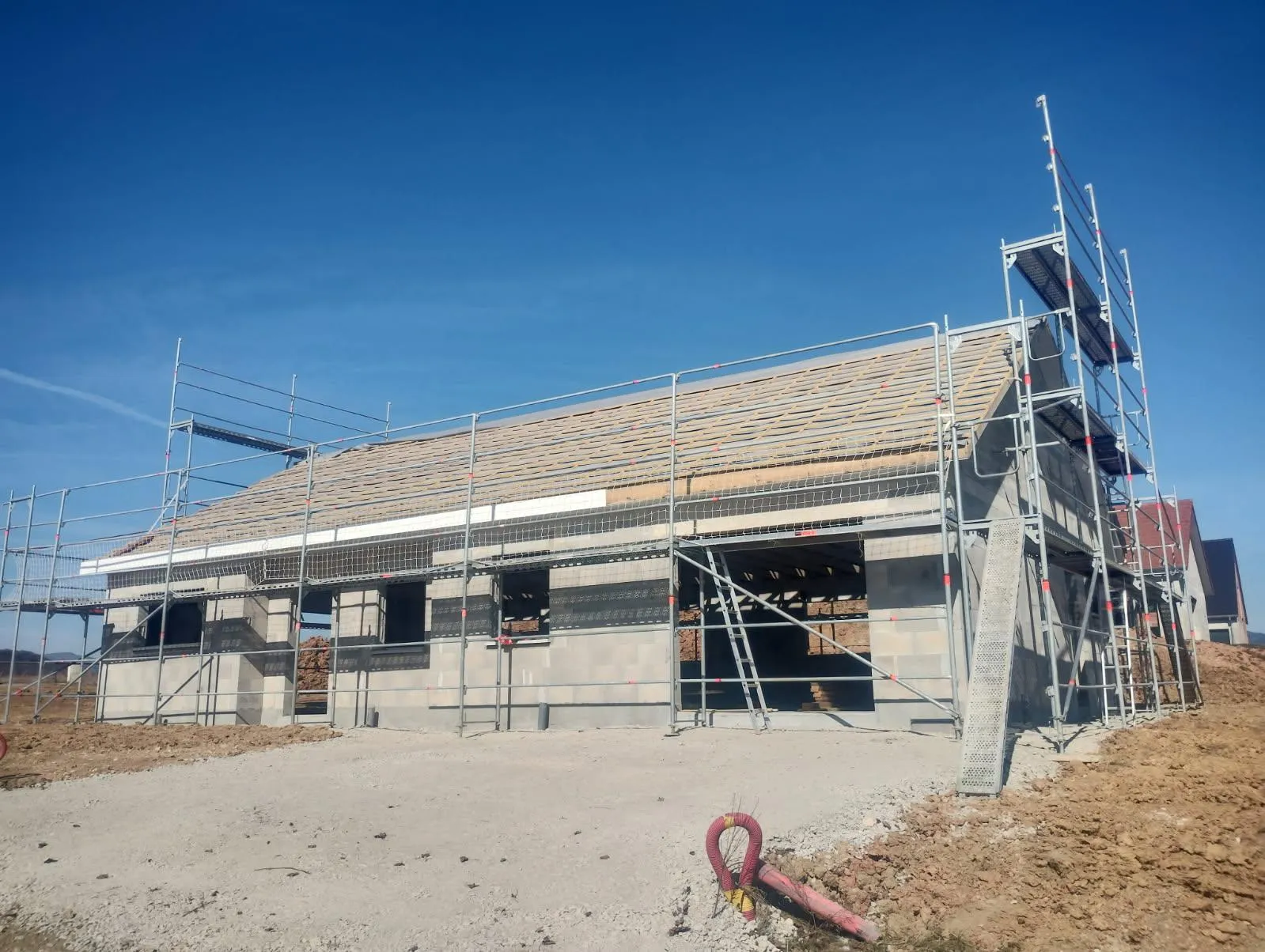 Charpente bois en cours de pose sur une maison à Phaffans (90) — Maçonnerie Altan