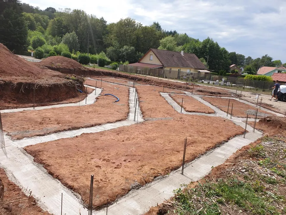 Fondations en semelles filantes béton armé avec aciers en attente, gros œuvre — Maçonnerie Altan en Haute-Saône