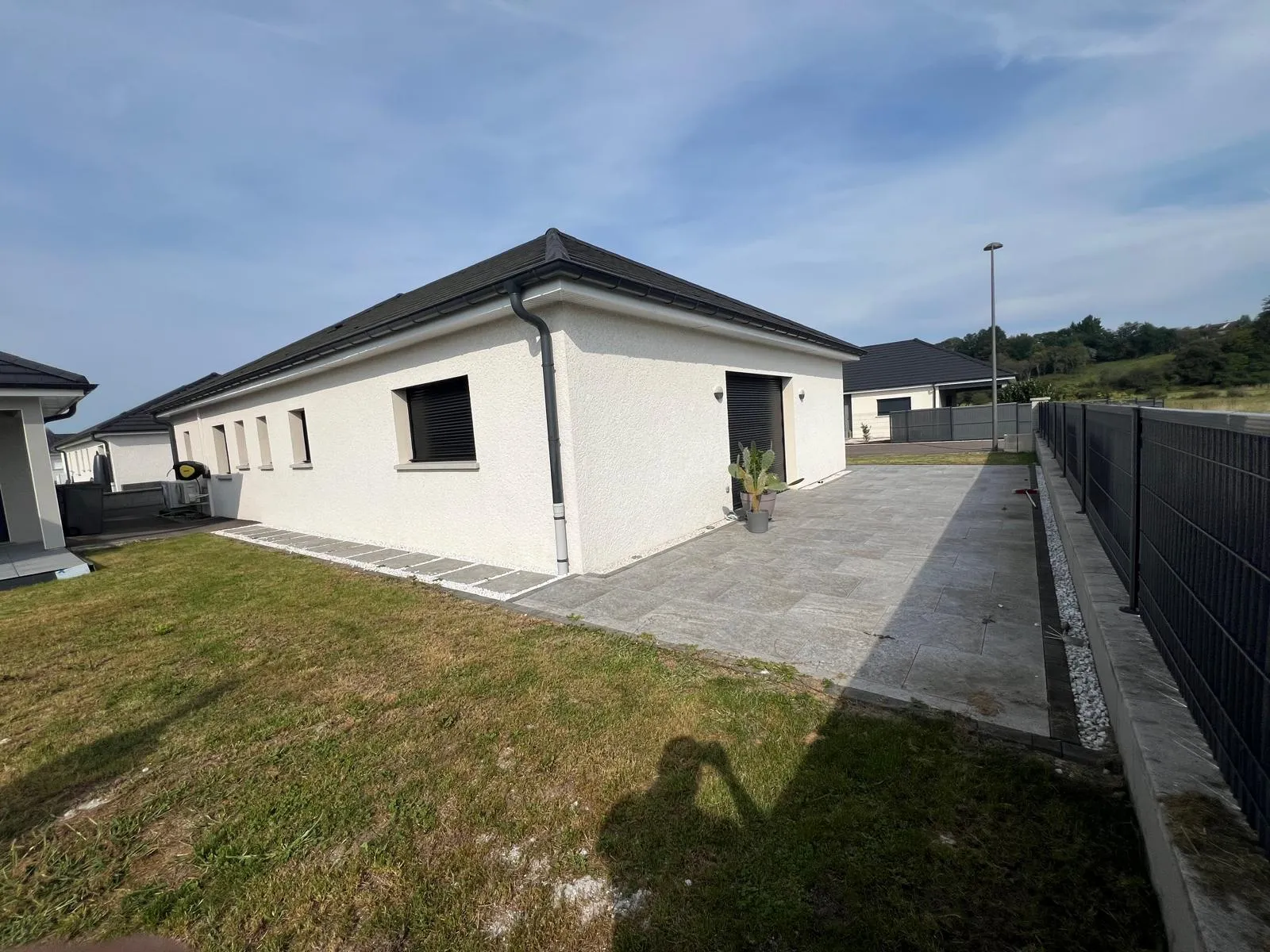 Maison neuve avec abords et accès extérieurs aménagés — Altan