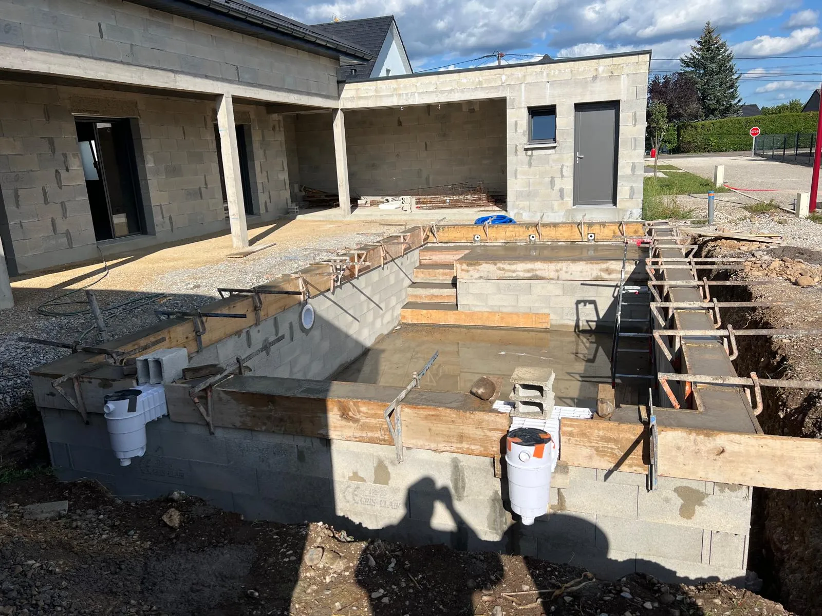 Construction d’une piscine en béton coffré par Altan — Aménagement extérieur en Haute-Saône