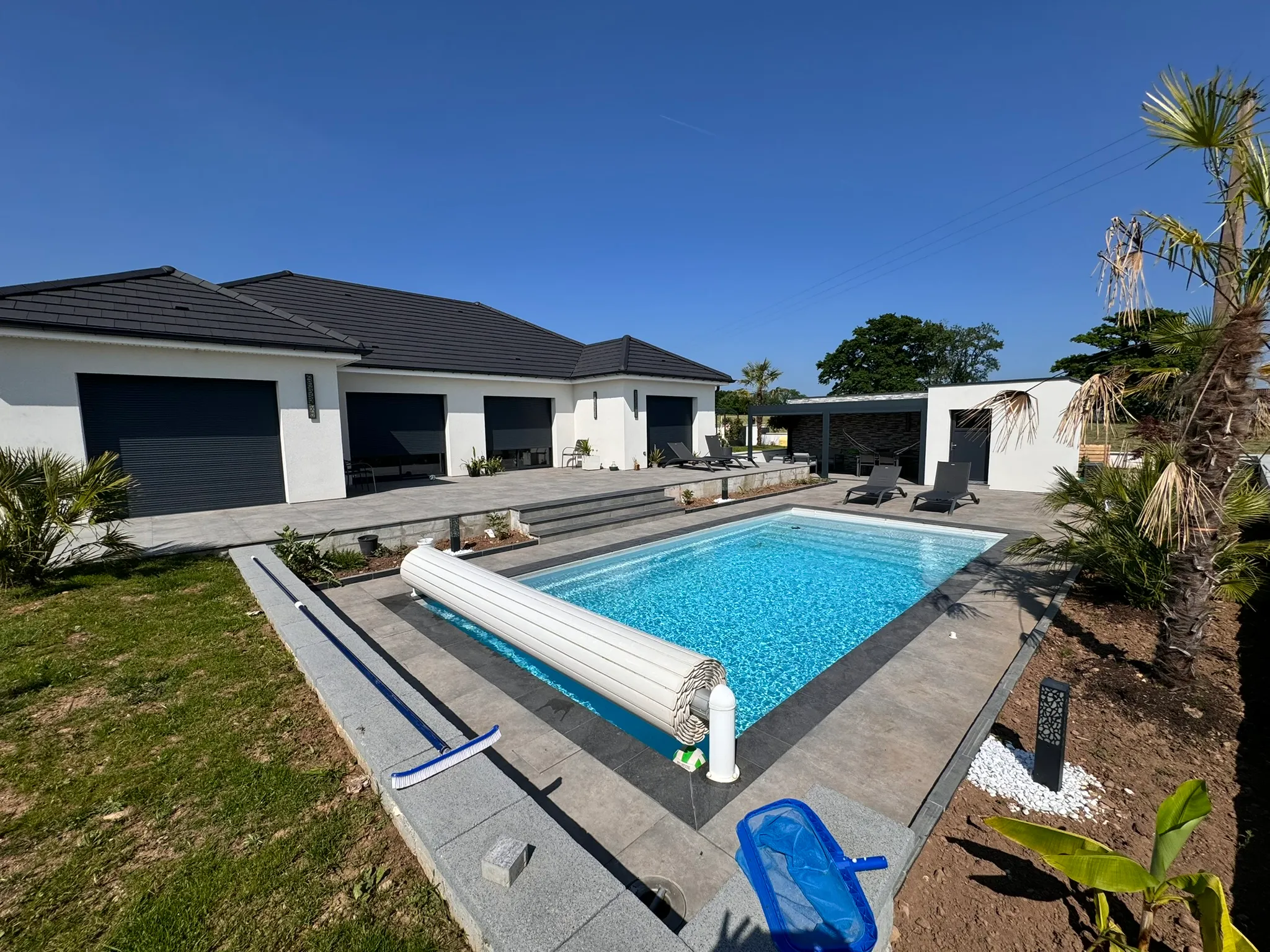 Maison avec piscine et terrasse en béton aménagée — Aménagement extérieur Altan en Haute-Saône