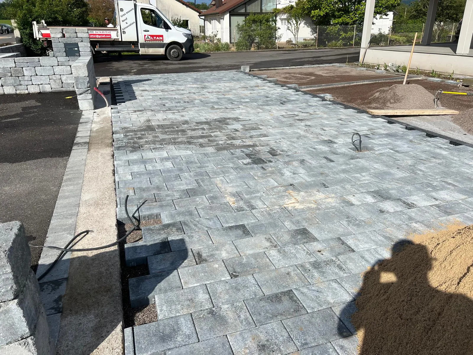 Grande terrasse en pavés béton devant une maison — Aménagement extérieur Altan