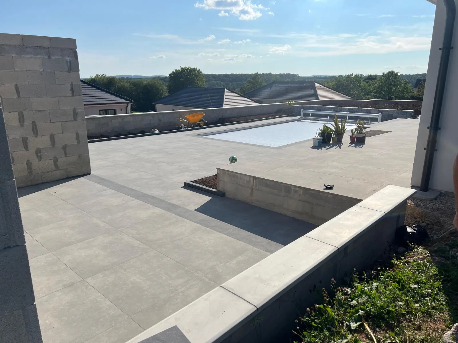 Terrasse béton avec piscine — Aménagement extérieur Altan