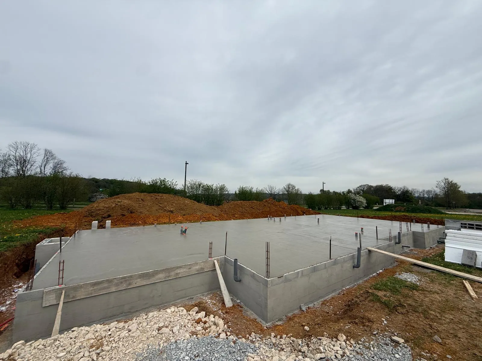Vide sanitaire en construction : dalle béton coulée sur murs de soubassement avec aciers en attente — Maçonnerie Altan en Haute-Saône