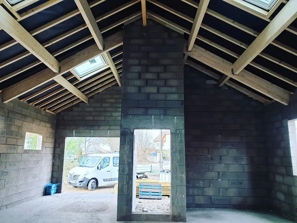 Charpente bois (chevrons et pannes) d'une maison en construction — Maçonnerie Altan